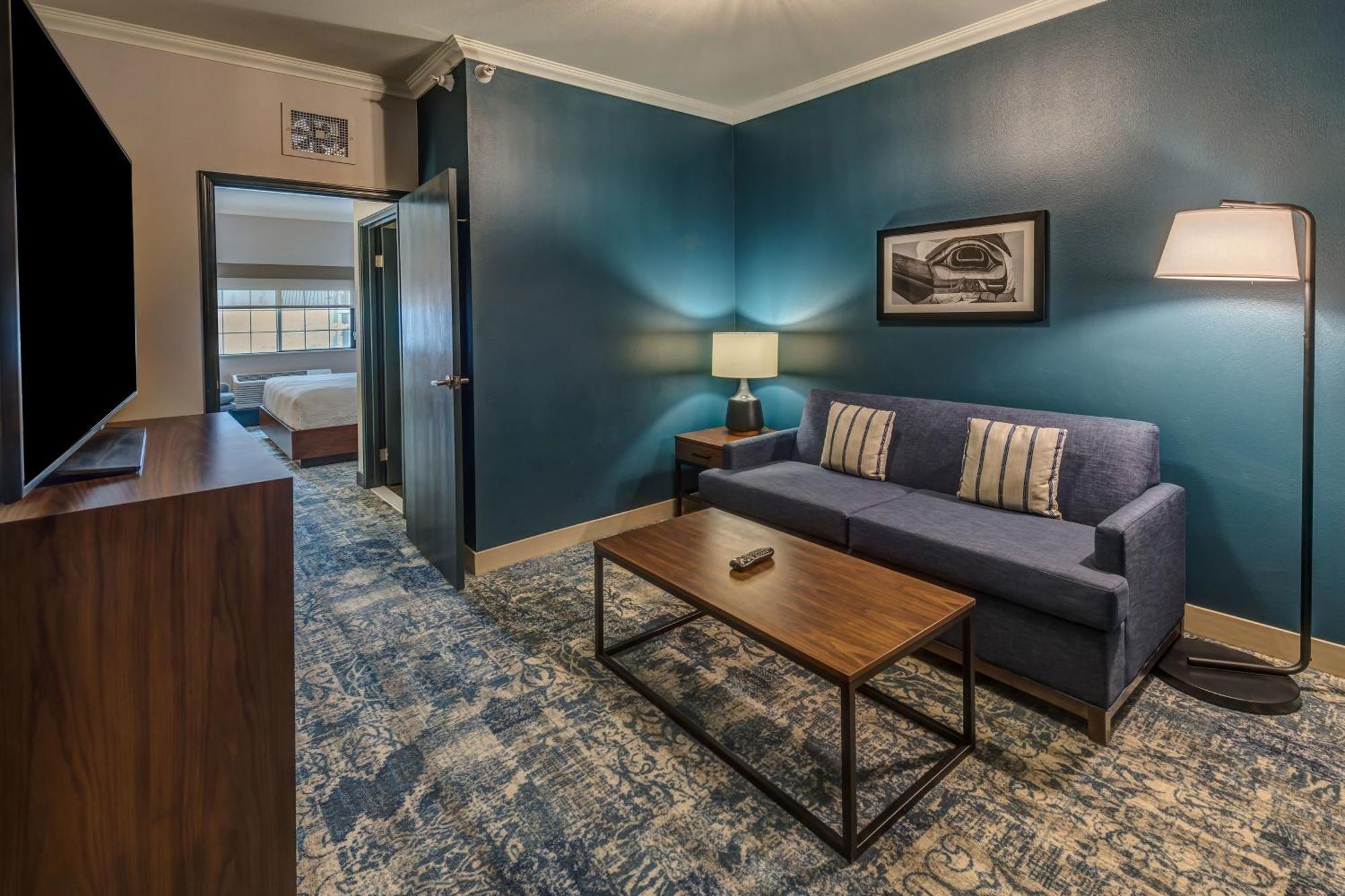 One-Bedroom King Suite - Hearing Accessible